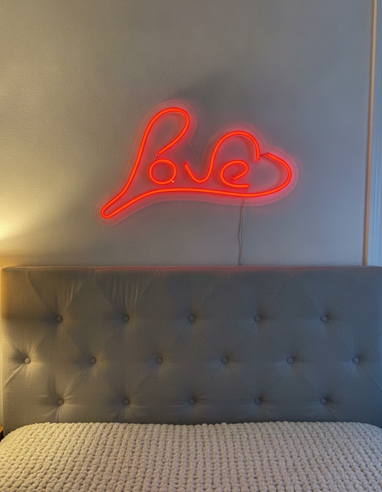 Studyo Yora Love Yazılı LED Neon Duvar Tablosu